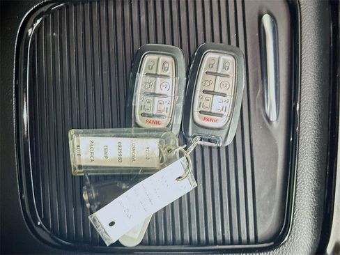 Used 2025 Chrysler Pacifica Limited image 34