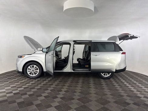 Used 2023 Kia Carnival LX image 10