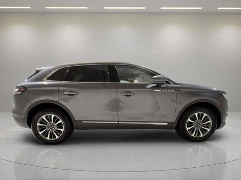 Used 2022 Lincoln Nautilus FWD w/ Premium Package image 2