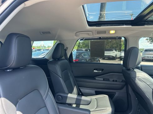 Used 2025 Nissan Pathfinder SL w/ SL Premium Package AWD/4WD image 13