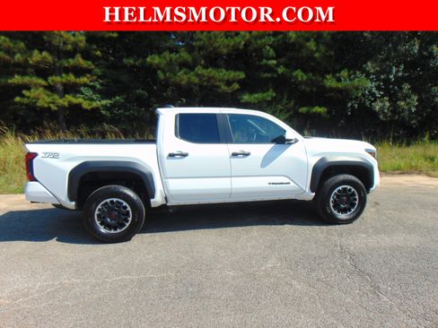 Used 2024 Toyota Tacoma TRD Off-Road image 10