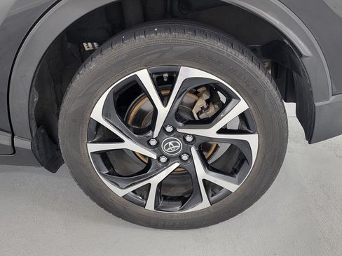 Used 2019 Toyota C-HR XLE FWD image 11
