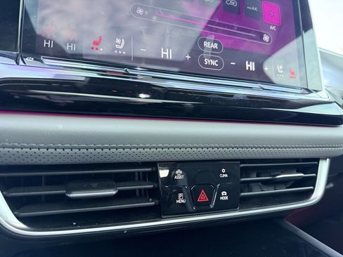 Used 2024 Volkswagen Atlas Peak Edition SE image 18