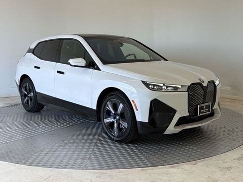 Used 2024 BMW iX xDrive50 w/ Sport Package AWD/4WD image 7