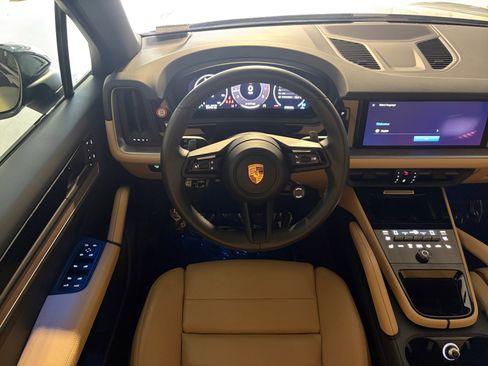 Certified 2025 Porsche Cayenne AWD/4WD image 5