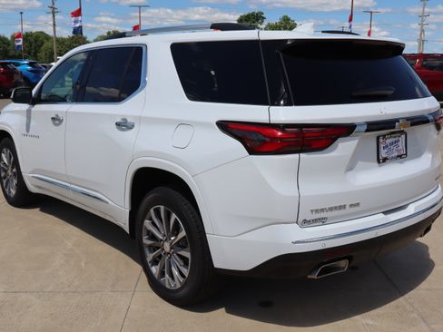 Used 2023 Chevrolet Traverse Premier AWD/4WD image 7