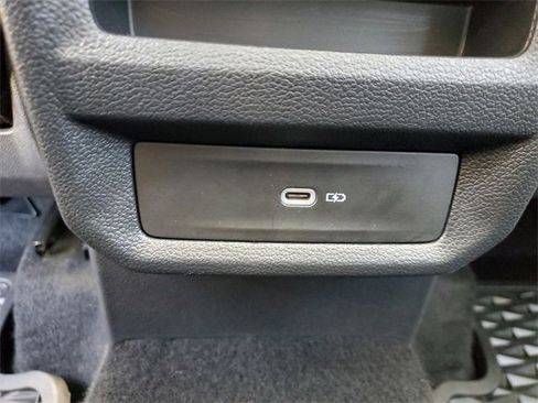 Used 2025 Volkswagen Taos SE w/ Panoramic Sunroof Package image 12