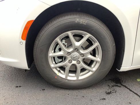 New 2026 Chrysler Pacifica Select image 10