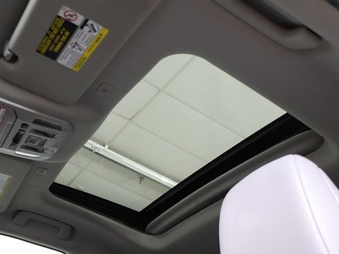 Used 2023 Toyota Highlander XLE FWD image 21
