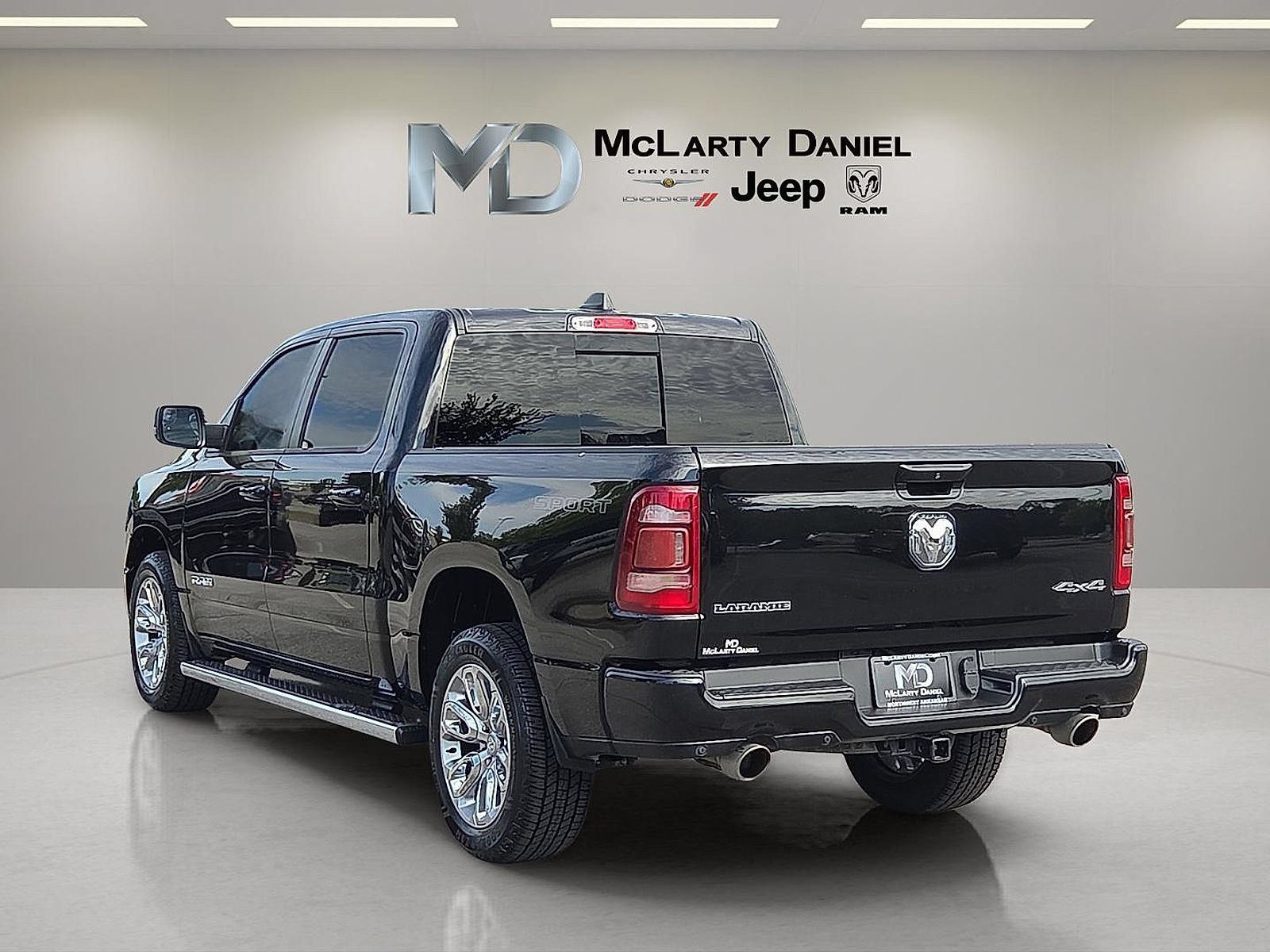 Used 2023 RAM 1500 Laramie AWD/4WD image 4