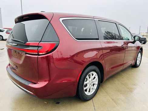 Used 2023 Chrysler Pacifica Touring-L image 39