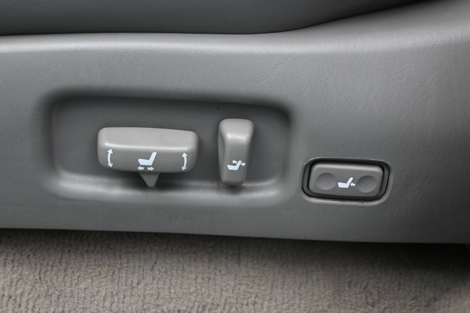 Used 2005 Toyota Land Cruiser AWD/4WD image 21