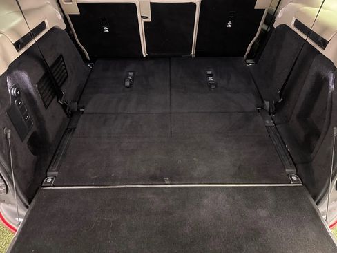 Used 2020 Land Rover Discovery Landmark image 16