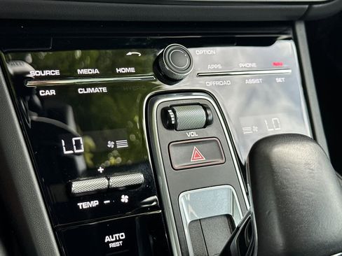 Certified 2022 Porsche Cayenne Turbo S AWD/4WD image 24