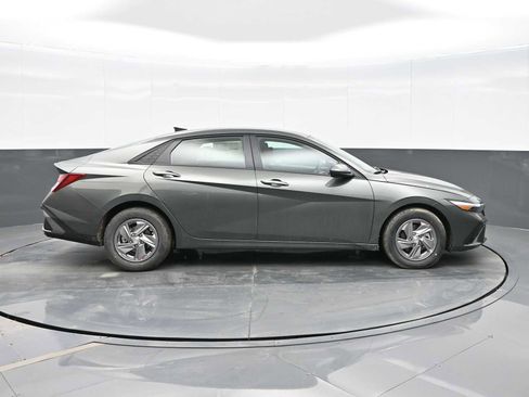Used 2025 Hyundai Elantra SE FWD image 9