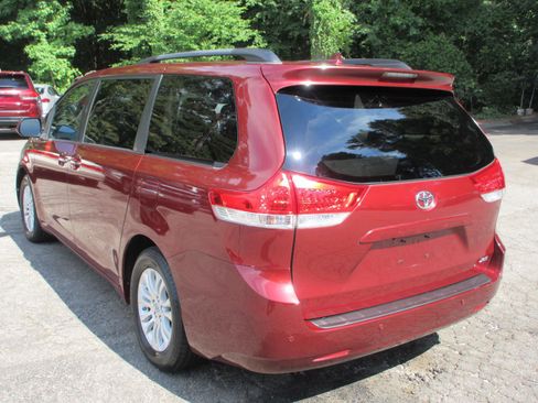Used 2011 Toyota Sienna XLE w/ Premium Pkg FWD image 7