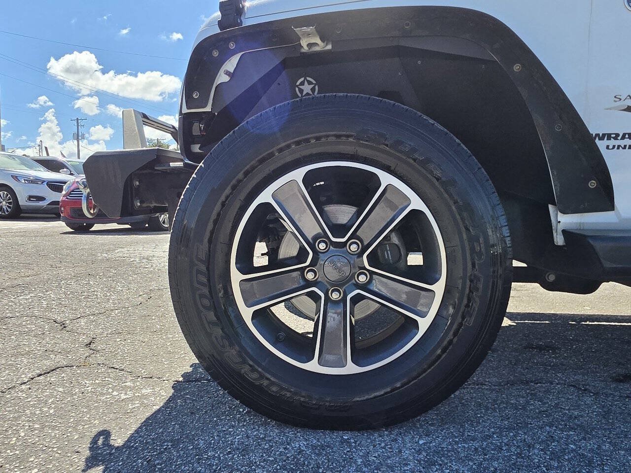 Used 2016 Jeep Wrangler Unlimited Sahara w/ Connectivity Group AWD/4WD image 18