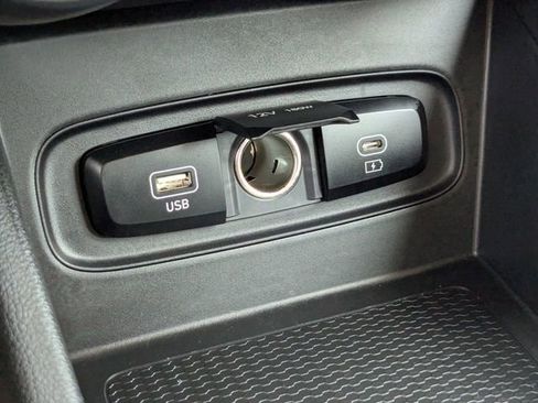 Used 2025 Hyundai Venue SE image 23