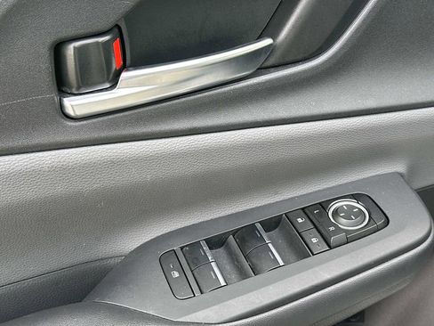 Used 2025 Toyota Prius XLE image 16