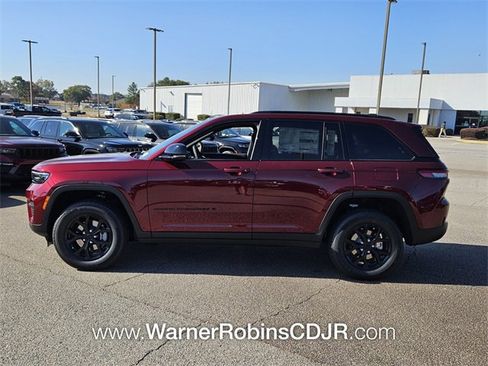 New 2025 Jeep Grand Cherokee Altitude image 4