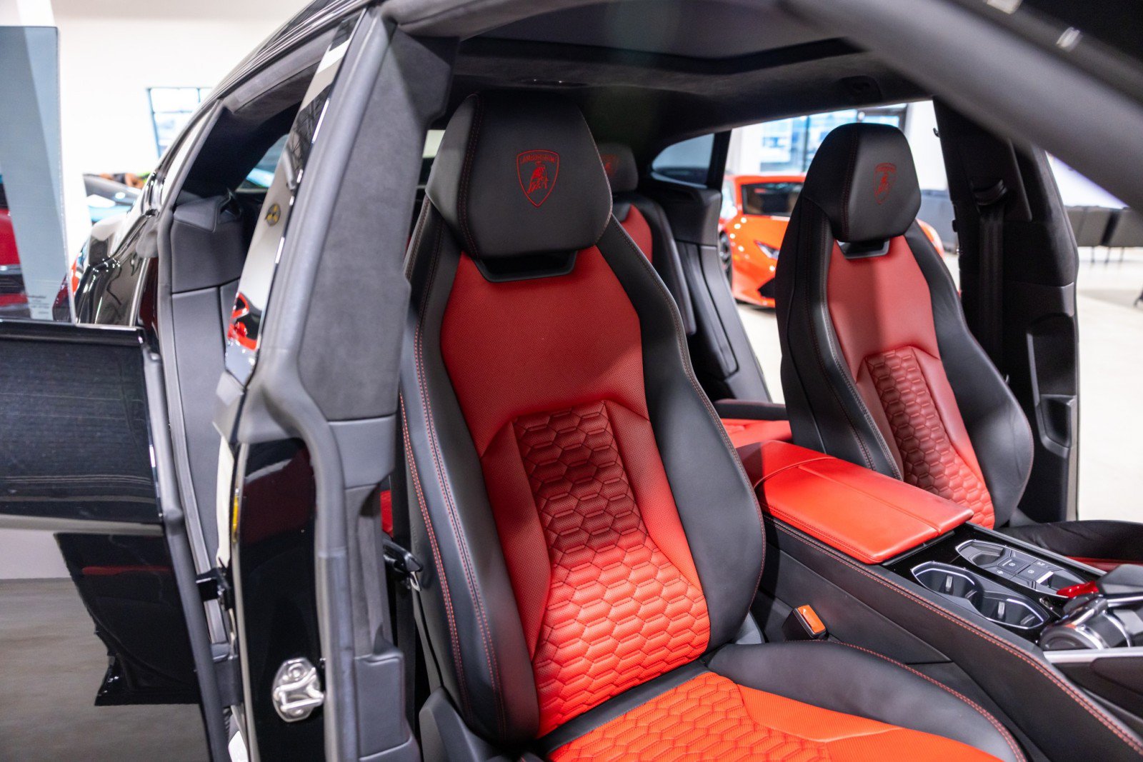 Used 2020 Lamborghini Urus AWD/4WD image 29
