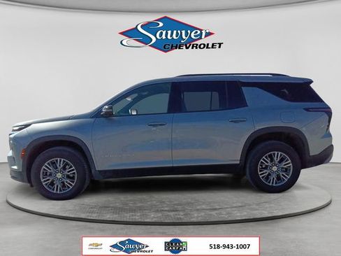 Used 2024 Chevrolet Traverse LT AWD/4WD image 2