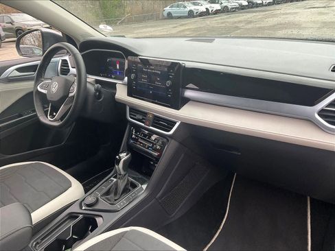 Used 2025 Volkswagen Taos SE w/ Panoramic Sunroof Package image 14