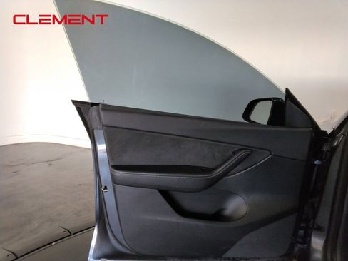 Used 2021 Tesla Model Y Long Range image 25