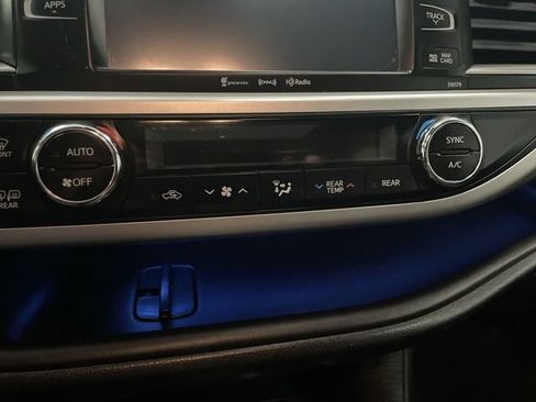 Used 2017 Toyota Highlander SE AWD/4WD image 19