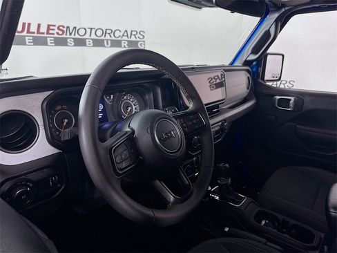 Used 2024 Jeep Wrangler Sport S image 9