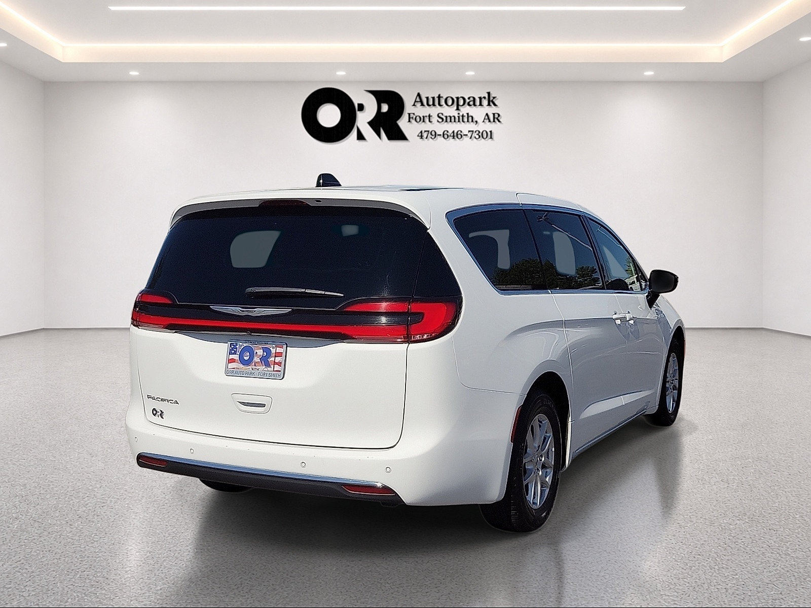 Used 2025 Chrysler Pacifica Select FWD image 5