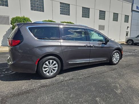 Used 2019 Chrysler Pacifica Touring-L FWD image 8