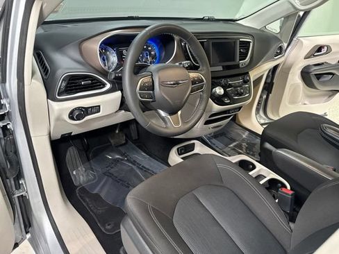 Used 2022 Chrysler Voyager LX FWD image 14