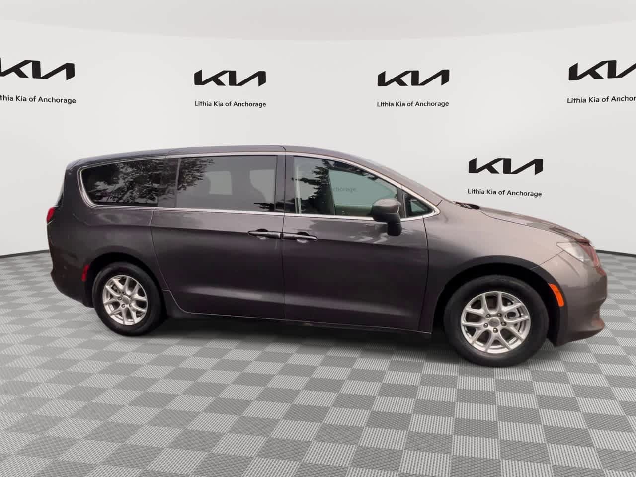 Used 2023 Chrysler Voyager LX FWD image 2
