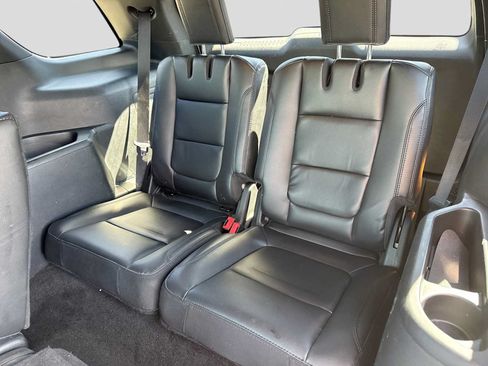 Used 2018 Ford Explorer XLT w/ Equipment Group 202A AWD/4WD image 20