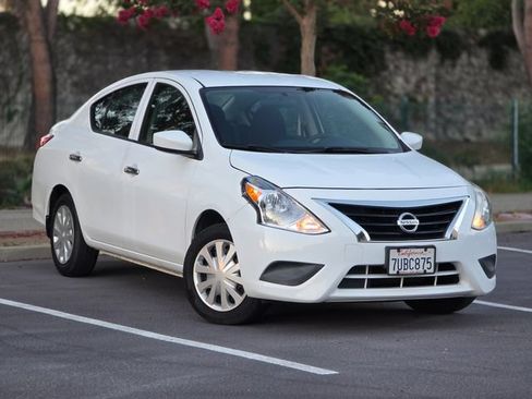 Used 2016 Nissan Versa S FWD image 2