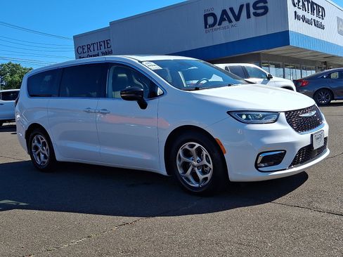 Used 2024 Chrysler Pacifica Limited FWD image 3