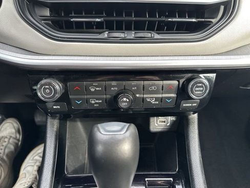 Used 2025 Jeep Compass Limited image 31