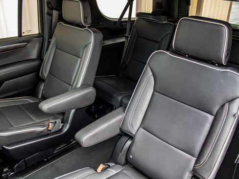 Used 2025 Chevrolet Suburban Premier AWD/4WD image 23