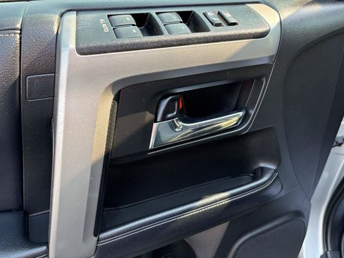 Used 2019 Toyota 4Runner SR5 AWD/4WD image 9