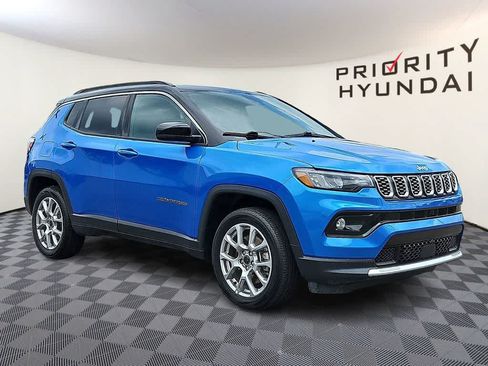 Used 2025 Jeep Compass Limited AWD/4WD image 3