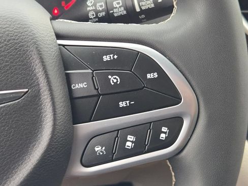 Certified 2024 Chrysler Pacifica Limited FWD image 31