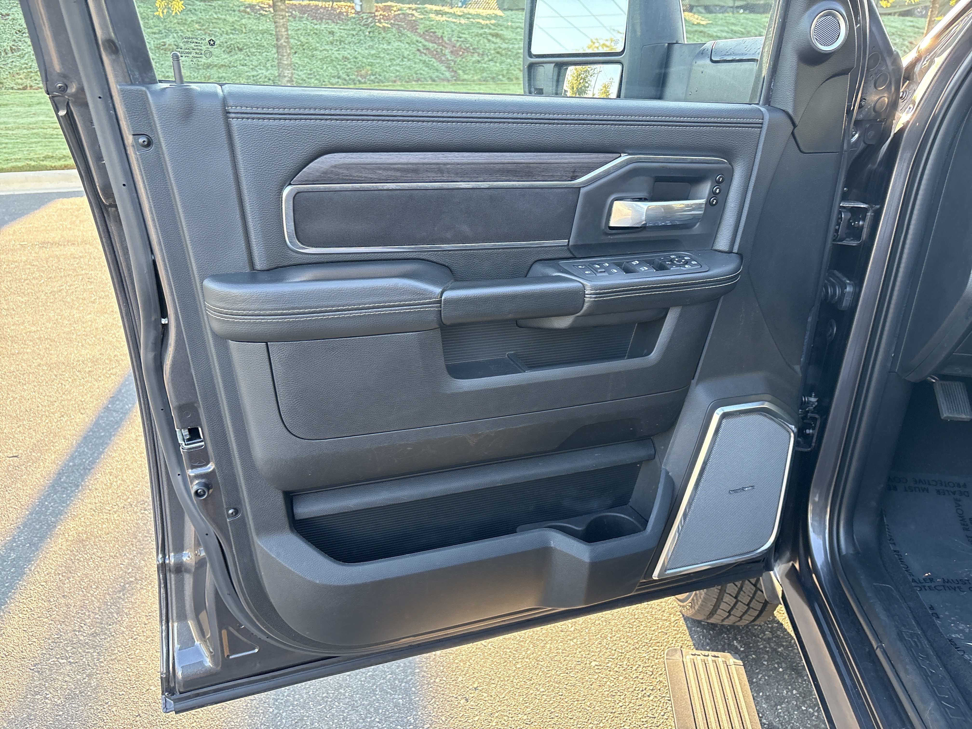 Used 2025 RAM 3500 Laramie AWD/4WD image 15