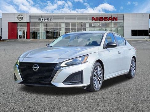 Used 2024 Nissan Altima 2.5 SV FWD image 8
