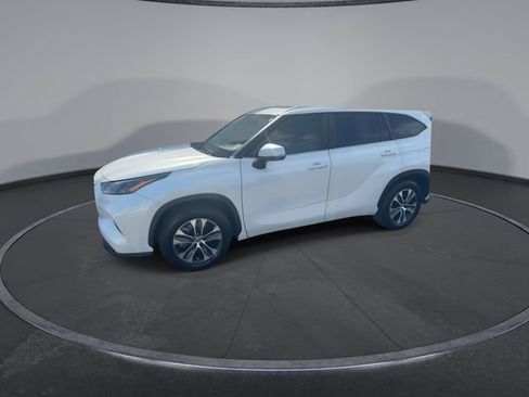 Used 2023 Toyota Highlander XLE FWD image 8