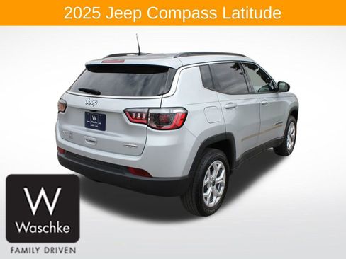 Used 2025 Jeep Compass Latitude AWD/4WD image 8