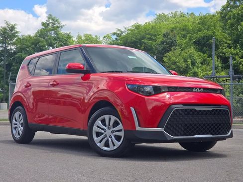 Used 2024 Kia Soul LX FWD image 2