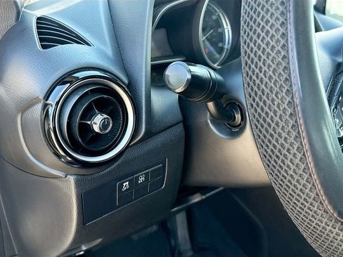 Used 2019 Toyota Yaris L image 10