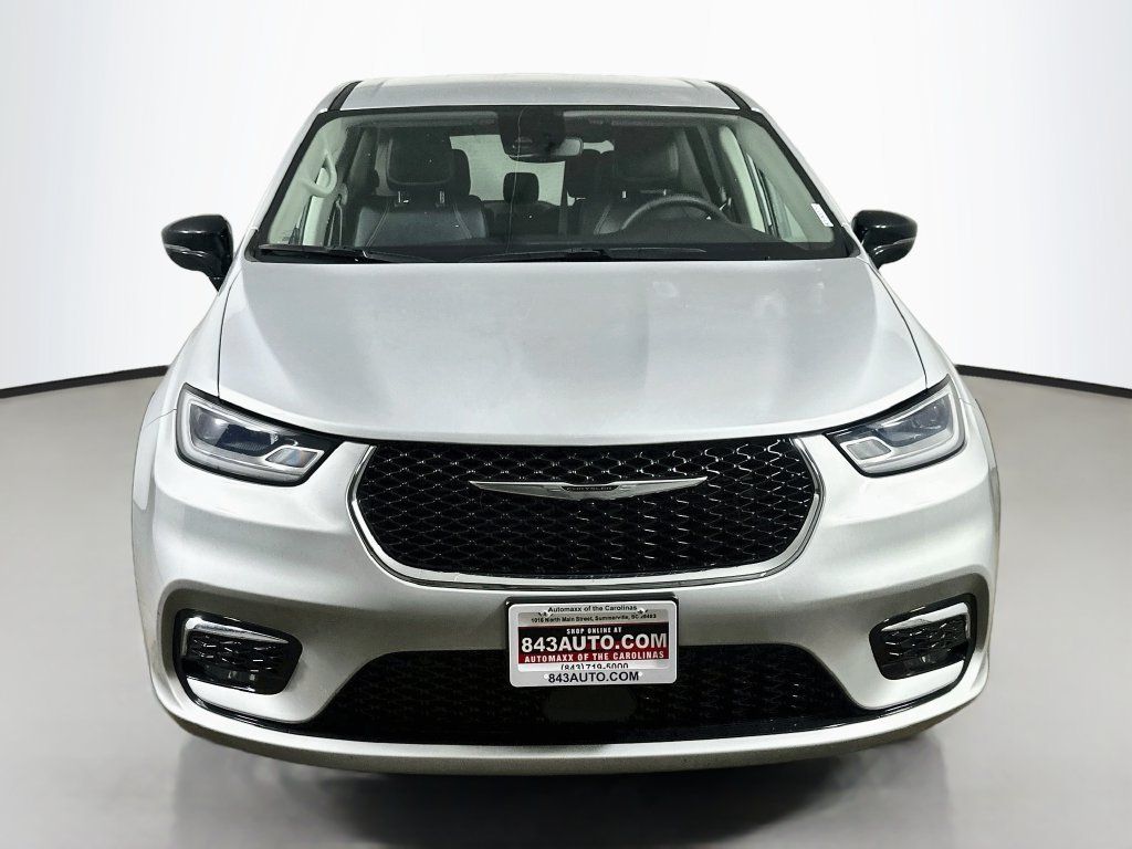 Used 2024 Chrysler Pacifica Touring-L FWD image 2
