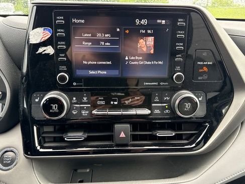 Used 2022 Toyota Highlander XLE AWD/4WD image 29